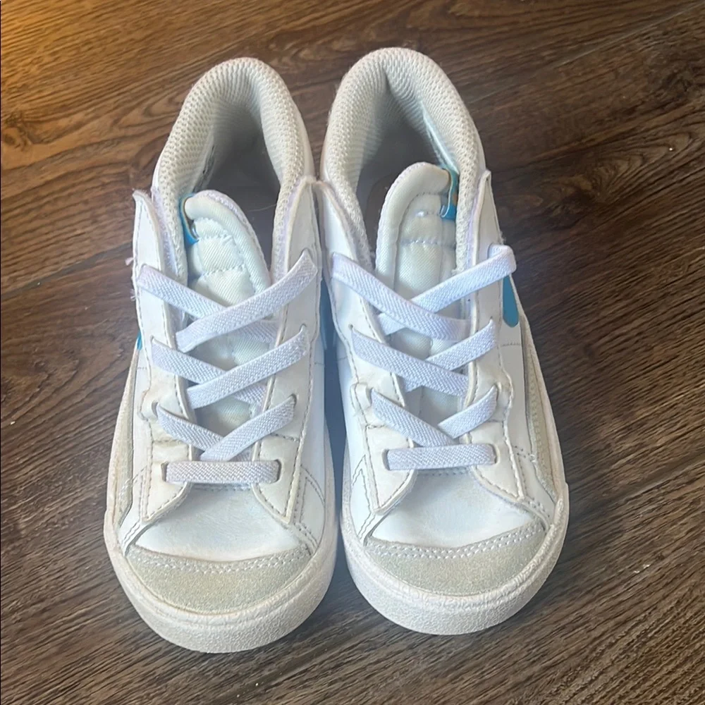 Nike Kids White Sneakers (9C) - Picture 2 of 4